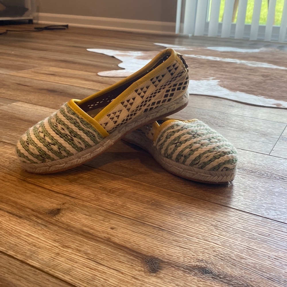 Cobra Society flats made with wool and leather: Bohemian, Folk, Naturalist